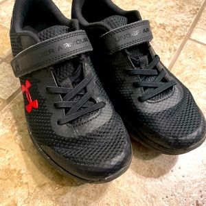 Boys under armour tennis shoes, size 3 youth